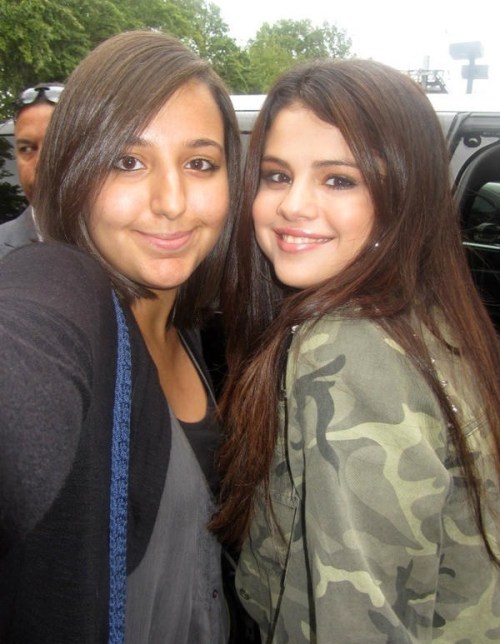   New picture of Selena taking a picture with one of her beautiful Selenator&#8217;s at the Global Citizen Festival. 