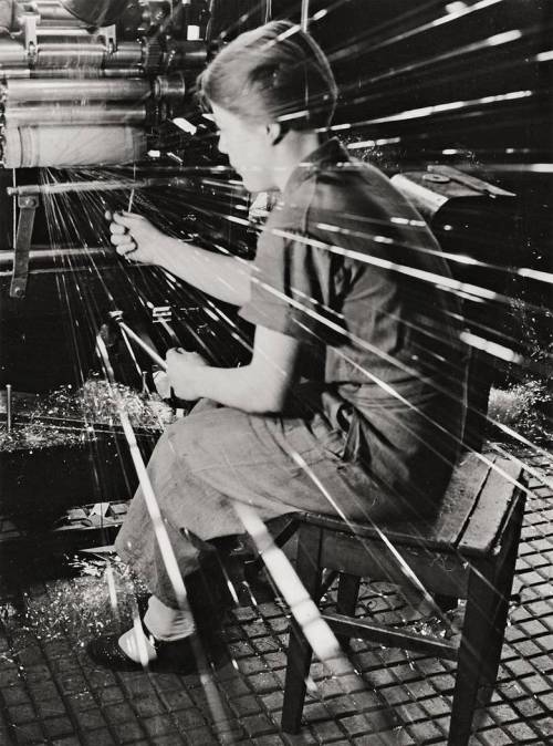 luzfosca:

Paul Wolff and Alfred Tritschler
Cellophane Worker, 1937
