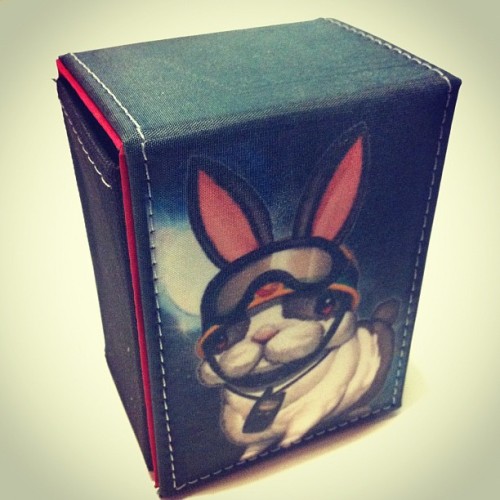 basurairreal:

Hoy es viernes deeee… #FNM !


This is  a very slick deck box  - yeah, I’ll need one with a badass bunny.