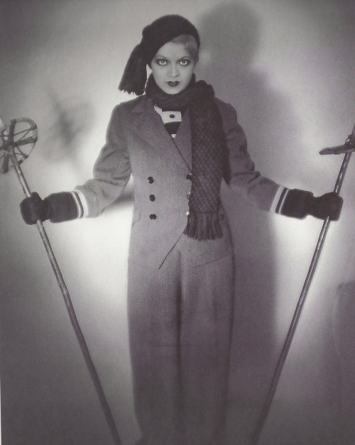 Mlle Jackson, danseuse américaine, dans une tenue après-ski, 1930