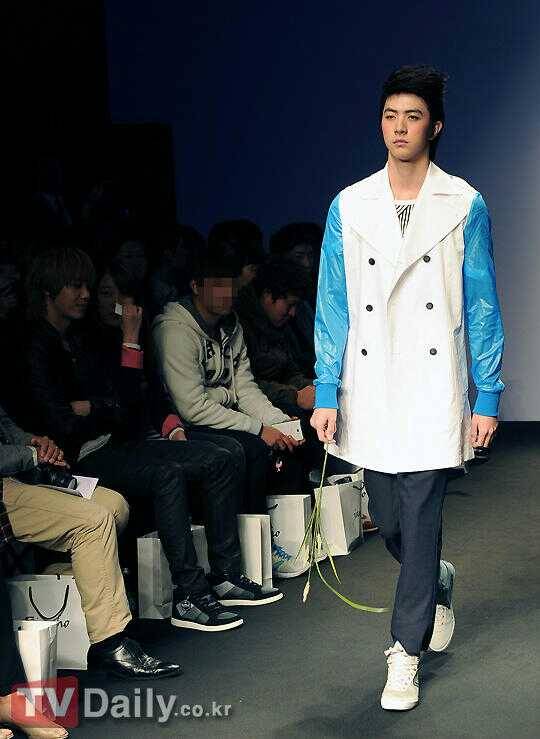 121022 Cheondung @ 2013 Seoul Fashion Week 
Credit:  as tag