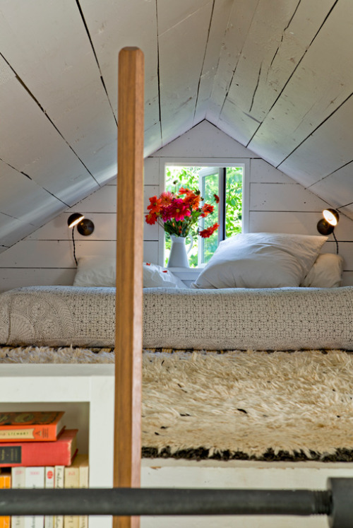 bed in an attic nook (via desire to inspire - Tiny house)
