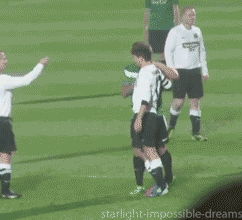 starlight-impossible-dreams:

Video from: emmakatiee
Louis showing his sass to the dude who tackled him.
