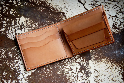 Hermann Oak Wallet
5 total card slots 
1 coin pouch
Oiled  with neats foot oil  and lightly sun tanned