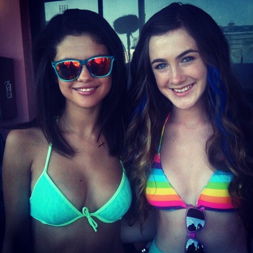  @emmaholzer: Loved workin with the incredible @selenagomez. So lovely :) #springbreakers 