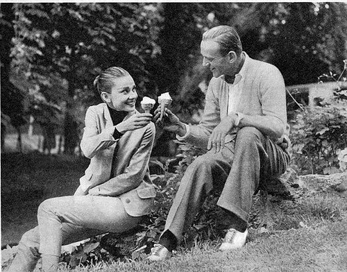 50dollars4thepowderroom:

Audrey Hepburn and Fred Astaire enjoying ice cream. Sweet!