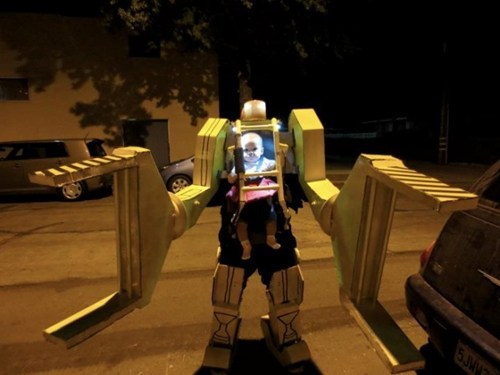 Little Ripley Halloween Costume of the Day: This report from the Halloween front lines courtesy Redditor rdt156: My friend and his daughter dressed as a Work Loader from Aliens.
[biotv]