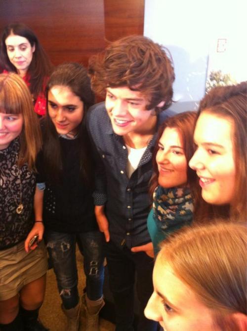 Harry with fans - 31.10.12 - Madrid