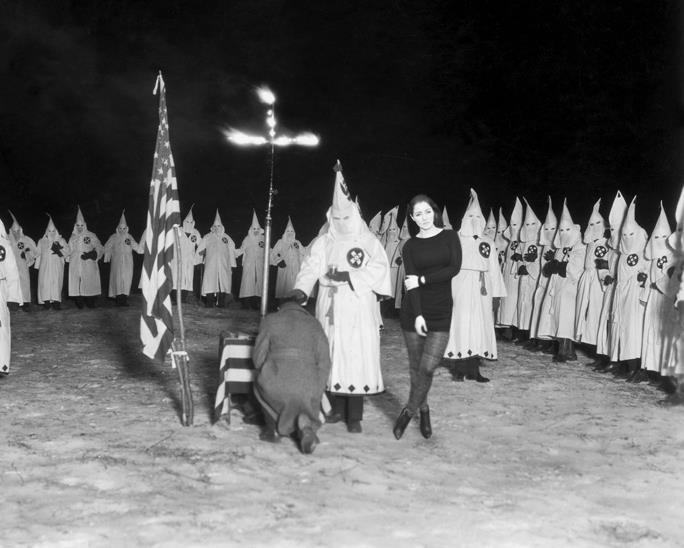 Na reunião da Ku-Klux-Klan (1928). Enviado pela Lili Guarani-Kaiowá pela página do Facebook. Valeu!