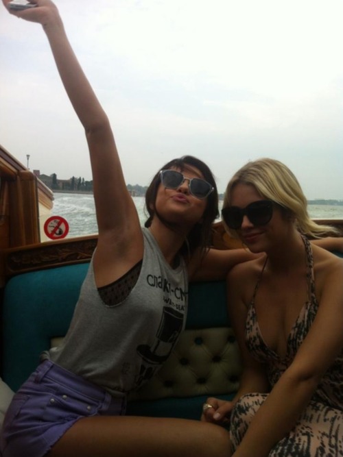 (Old&#8230;but) New picture of Selena and Ashley in Venice