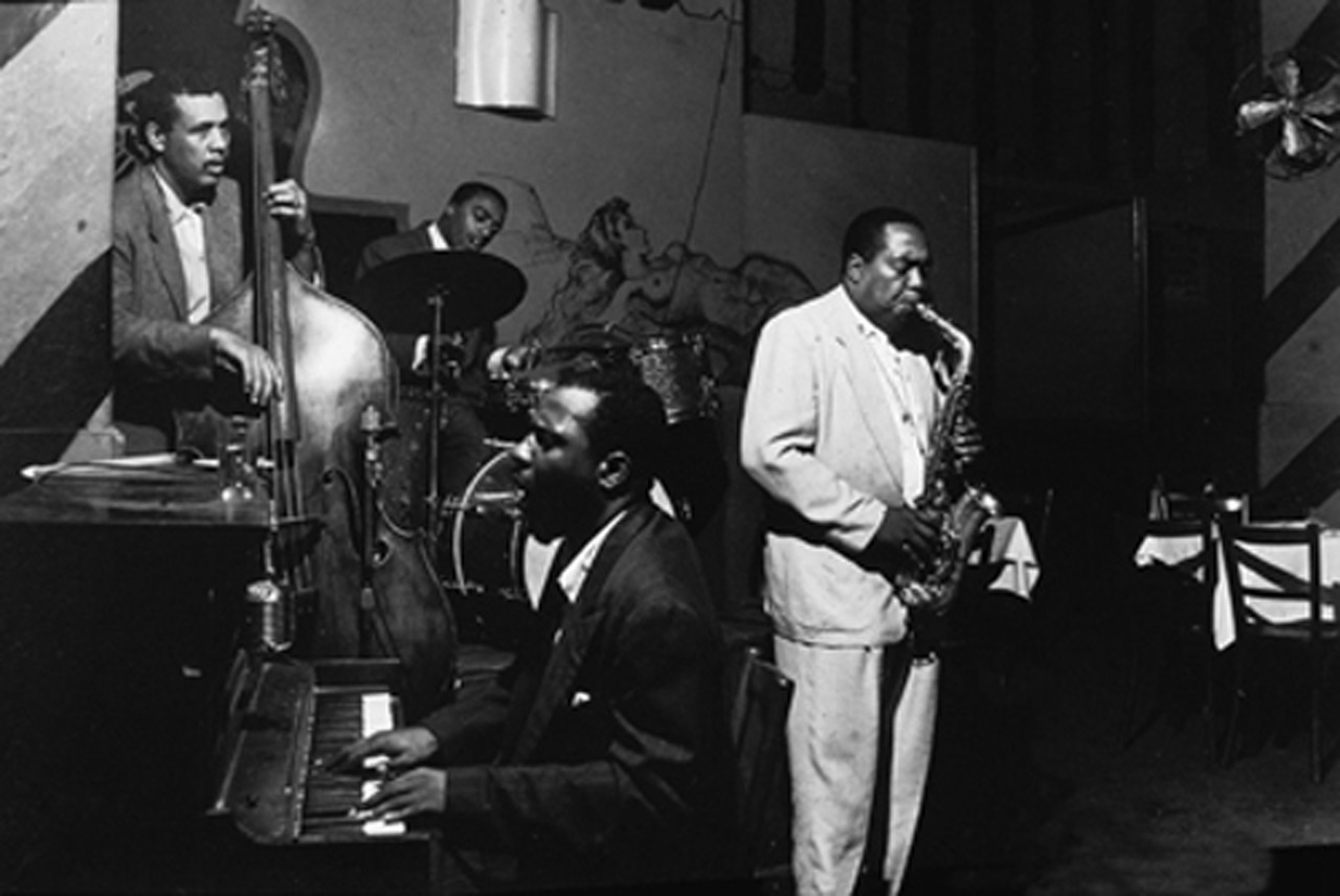 Charles Mingus, Roy Haynes, Thelonious Monk y Charlie Parker tocando en el Open Door de Nueva York en 1953.