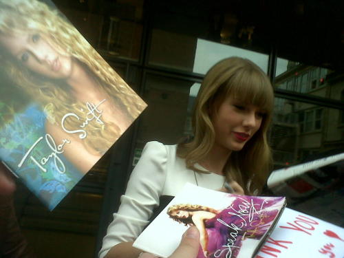 Taylor meeting fans in Paris, Nov. 8, 2012&#160;(x) 
