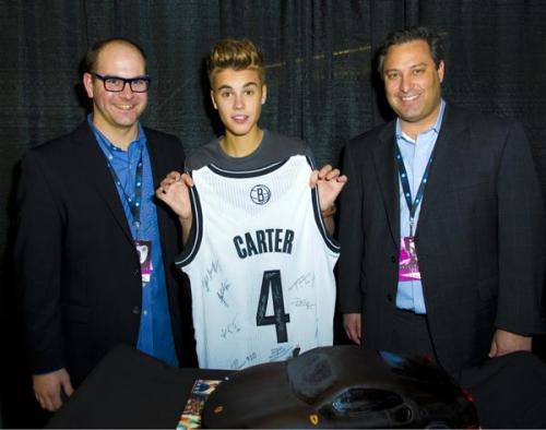 
@barclayscenter   @justinbieber holds up his limited edition Carter jersey signed by the @BrooklynNets. #hellobrooklyn pic.twitter.com/JcgM4ca7
