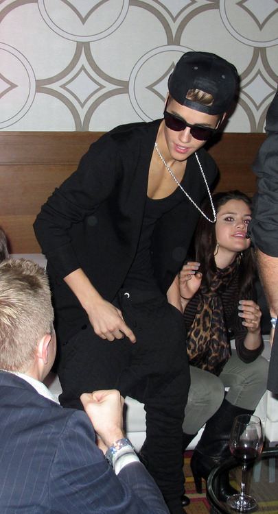 Another picture of Selena and Justin at the AMA after party!