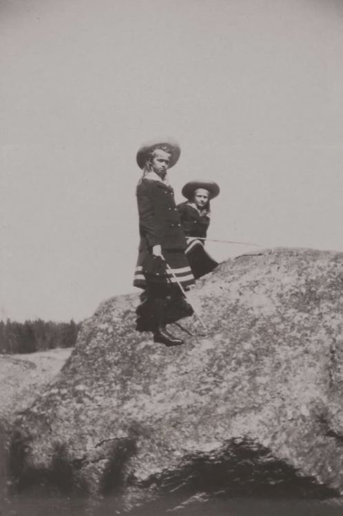 themauveroom:

Grand Duchesses Olga and Tatiana playing on the rocks in Finland: 1908. 
