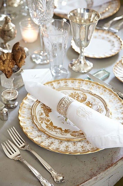 ballerina67:

Gold and White Christmas Table Setting
