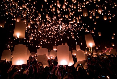 Yi Peng Festival floating lanterns