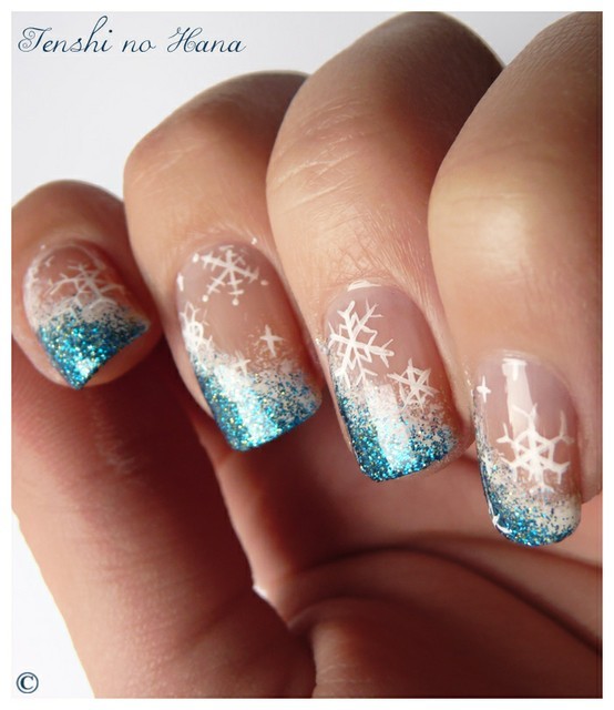 skin-beauty-fashion:

Snowflake nail art.
