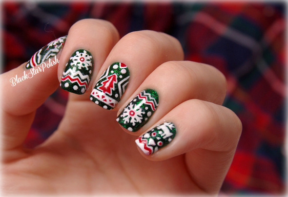 blackstarpolish:

My first christmas nails with China Glaze - Emerald Sparkle :)
