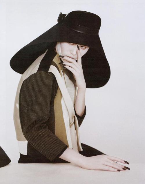 gemmalard:

Liu Wen wearing Balenciaga, photographed by Tim Walker

