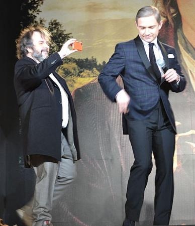 Martin dançando durante a première de O Hobbit no Japão.