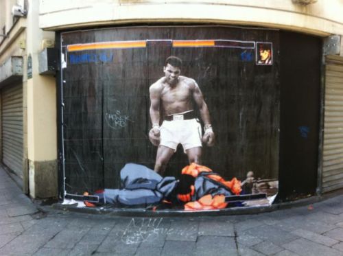 comicsodissey:

Muhammad Ali vs Street Fighter in Rue Saint Denis, Paris
