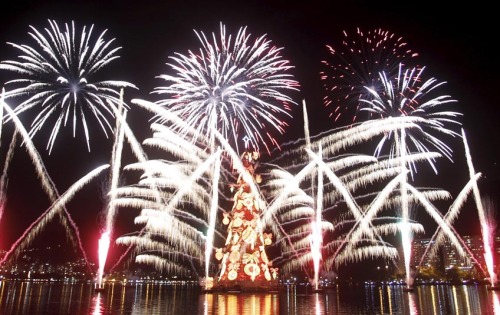 photorio:

Queima de fogos marca a estreia da árvore de Natal da Lagoa. Foto de Marcelo Carnaval.

