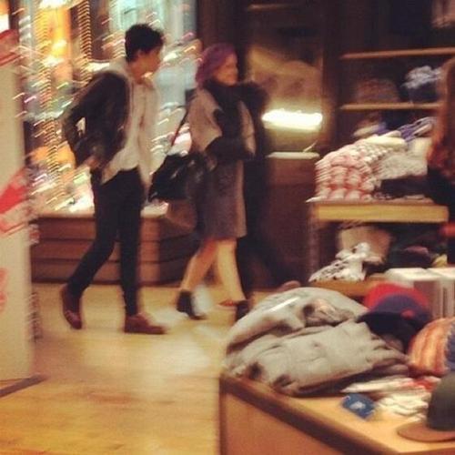
Zayn and Perrie shopping in NYC 12/2/12
