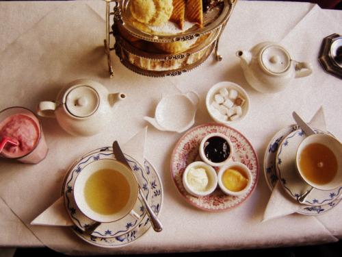 owlocene:

afternoon tea for lunch by Le Portillon on Flickr.
