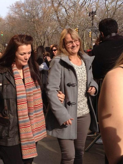 Johannah (Louis&#8217;s mum) and Karen Payne (Liam&#8217;s mum) out side the hotel today! Credit @ChooseZaynBR
Elle x