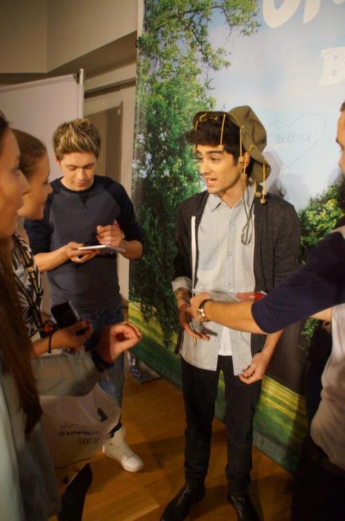 Zayn in his swaggies hat - it was given to him by the aussie go1den ticket winner. (I&#8217;M SCREAMING) (x)