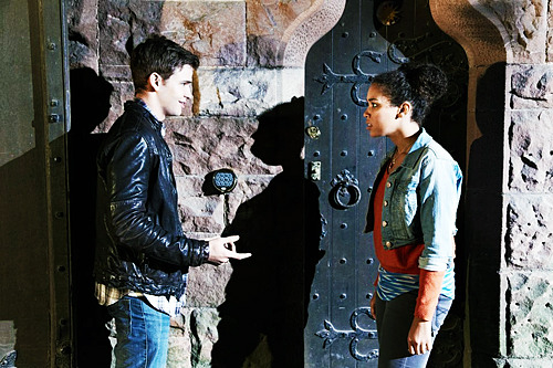 
House of Anubis This just in: Exclusive on-set photo of Eddie &amp; KT… what are they doing in the basement?
