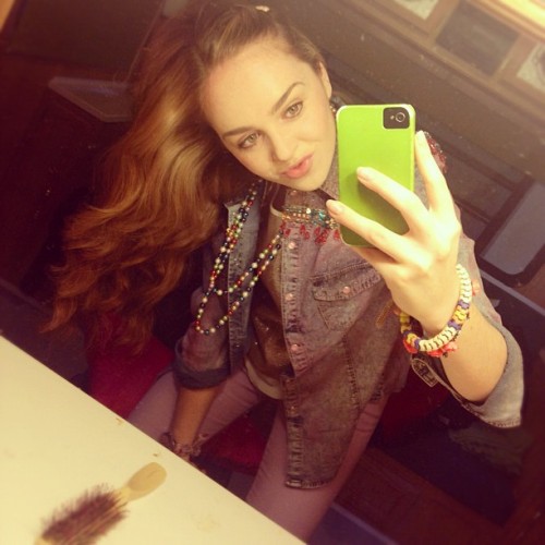 houseofsibuna:


Louisa C Burnham ‏In my trailer, dressed in one of Willow’s crazier outfits, ready for a day of filming House of Anubis :) http://instagr.am/p/S457i5QUkB/ 
