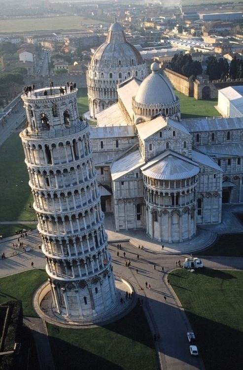 ellure: The Leaning Tower of Pisa, Italy. (via: nofatnowhip) 