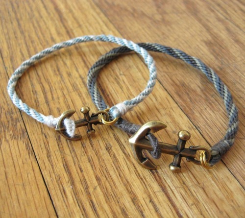 Make the perfect nautical bracelet with braids and charms - click here for instructions!