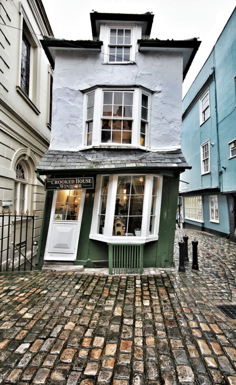  The Crooked House, Windsor (by Phil Wiley) 