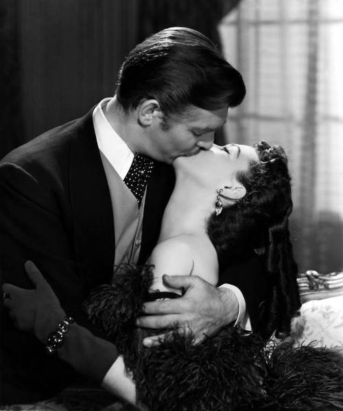 thingsofbeautyandwonder: Rhett &amp; Scarlett // ‘Gone with the Wind’ (1939) (Image source ~ Emozioni di Stelle ~ with thanks x) 