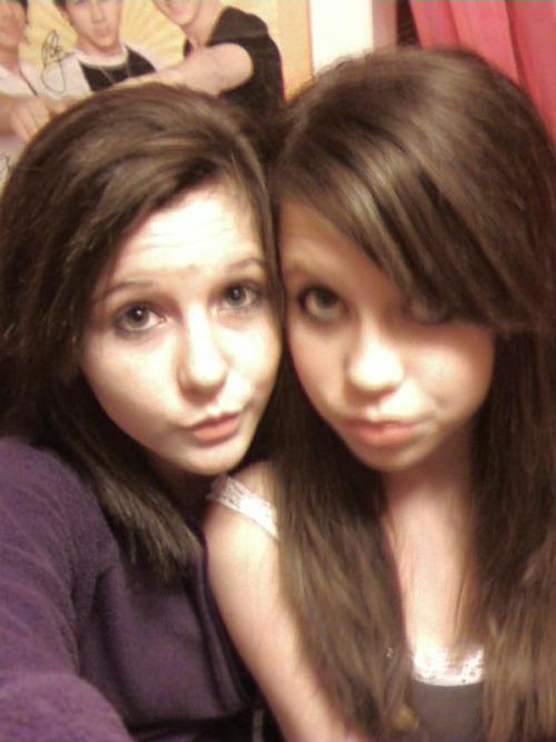 more myspace duckface.  i can&#8217;t tell, are they actual twins or just duckface clones?