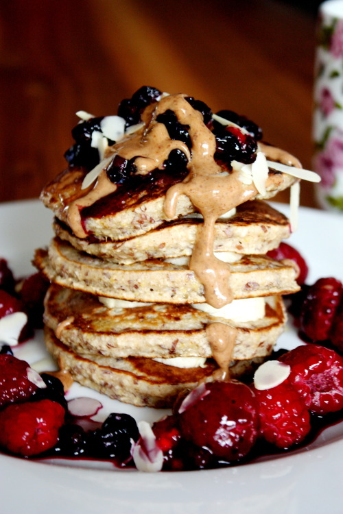 tobefre-ed: Vanilla oatmeal flax seed pancakes with banana, warm berries, almond butter and honey yum :) 