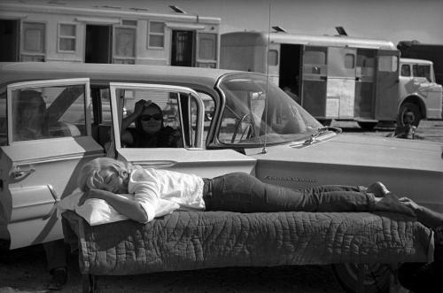 fewthistle: Marilyn Monroe resting between takes on the set of The Misfits. 1960 Photographer: Eve Arnold 