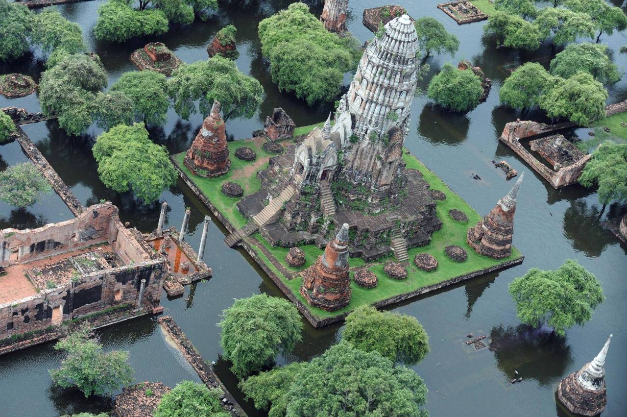 abandonedporn: Flooded ruins in Thailand 