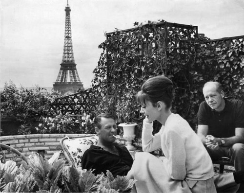  William Holden, Audrey Hepburn, e Richard Quine no set de Paris When It Sizzles, de 1964. 