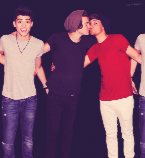 Another Larry kiss: 3 But, wait.. what is Zayn -badboy- Malik touching? D: