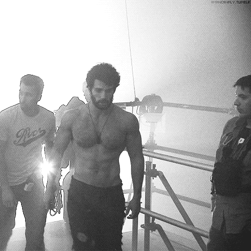  Henry Cavill behind the scene of Zack Snyder’s Man of Steel. 