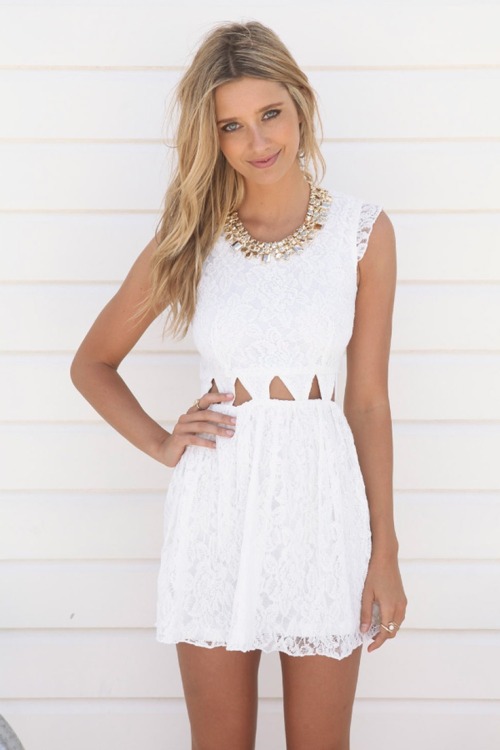 white and great necklace | Lace dress, Sleeveless lace dress, Fashion ...