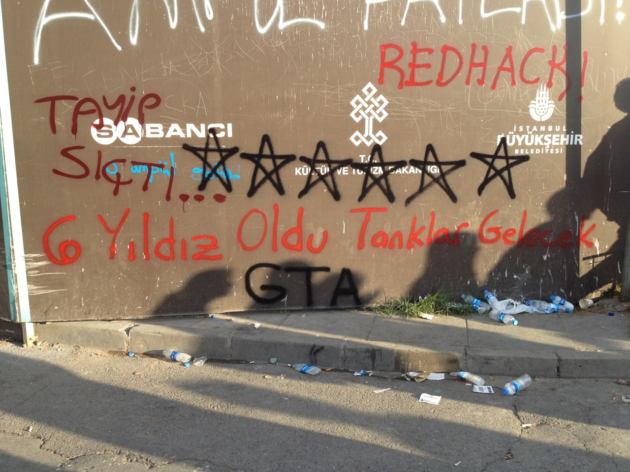 A graffiti in İstanbul referencing the game GTA.
“We now have six stars. Tanks will be coming soon”