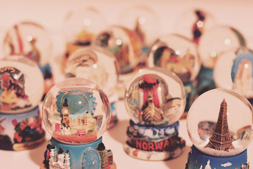 priveting: snowglobes by pearled on Flickr. 