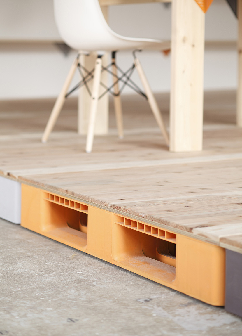 OA floor consists of the plastic palette units covered with the wood panel. Cables to every direction are concealed in the units by passing through that.