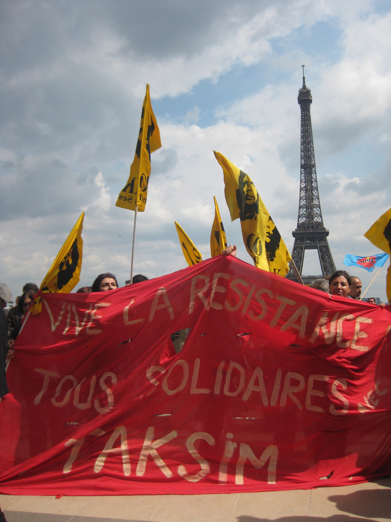 &#8220;Long live the resistance&#8221; says Parisians
#taksim #gezi #paris