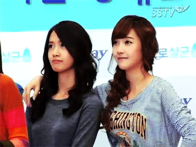 Jessica grabbing Yoona’s shoulder